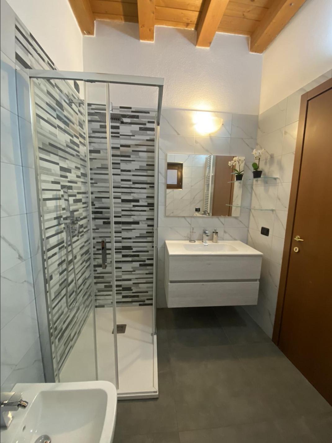 Cozy Lake Como Apartments Валмадрера Екстериор снимка